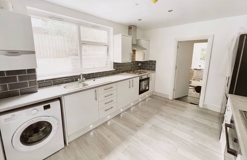 Stonebridge House | Luxury En-suite In a Centrally Located Apartment