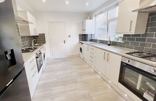 Stonebridge House | Luxury En-suite In a Centrally Located Apartment