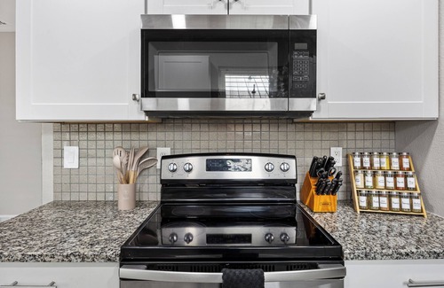Plano House | Luxury Escape - Pool, Hot Tub, Arcade, Games, BBQ & Outdoor Lounge!