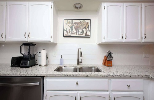 North San Antonio - SAT House | Luxury Escape: Pool, Sportscourt, Games, & Theater!