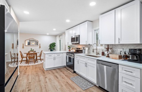 Richmond Heights House | Luxury Escape|Sleeps 8|Game Room|Highland Heights