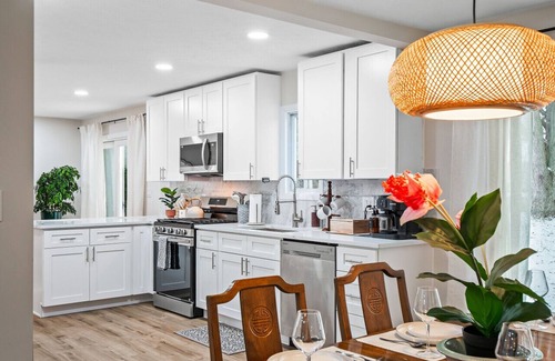 Richmond Heights House | Luxury Escape|Sleeps 8|Game Room|Highland Heights