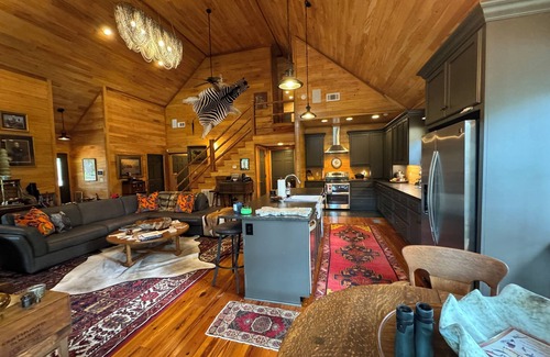 Oxford Cabin | Luxury Estate Home with Private Lake in Oxford