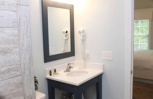 Lackey Resort | Luxury Estates Town Home w/3BR & 2 kitchens. Near Busch Gardens & Water Country