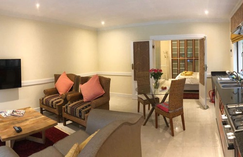 Bedfordview Apartment | Luxury Executive Apartment Overlooking Beautiful Pool & Garden