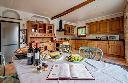 Razac-de-Saussignac Villa | Luxury family villa next to Vigiers golf, restaurants, wine tasting and cycling
