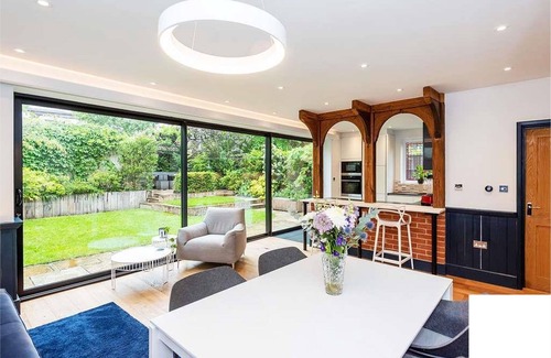 Loughton House | Luxury, Family-friendly Living-close to Tube Station & Shops. Longer Term Lets