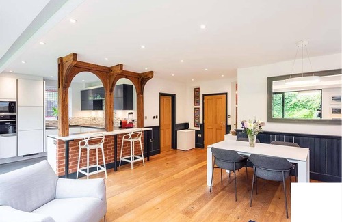 Loughton House | Luxury, Family-friendly Living-close to Tube Station & Shops. Longer Term Lets