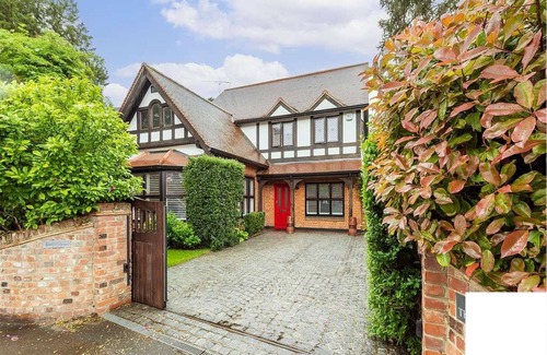 Loughton House | Luxury, Family-friendly Living-close to Tube Station & Shops. Longer Term Lets