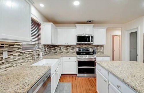 West San Antonio House | Luxury Family Getaway w Private Pool