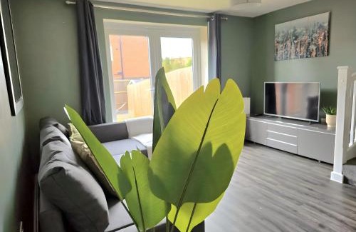 Forsbrook House | Luxury Family Retreat Near Alton Towers - Free Parking & Garden