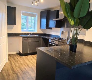 Forsbrook House | Luxury Family Retreat Near Alton Towers - Free Parking & Garden