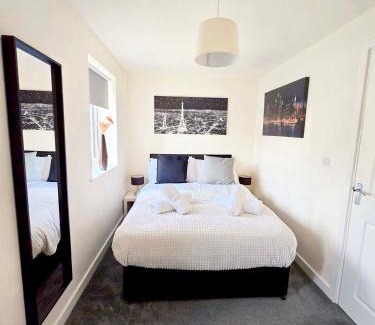 Forsbrook House | Luxury Family Retreat Near Alton Towers - Free Parking & Garden