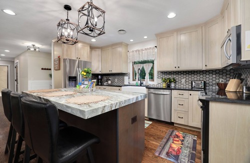 Hendersonville House | LUXURY FARMHOUSE, 2 Living spaces, Sleeps 12, PRIVATE in the mtns, 10min to town