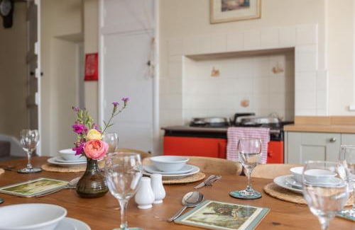 West Heslerton House | Luxury Farmhouse with Stunning Views and Hot Tub