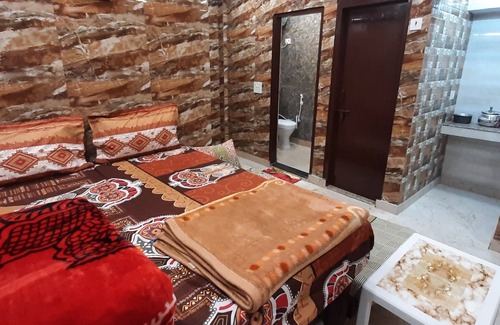 Lajpat Nagar Bed & Breakfast | Luxury Flat in Foreigner Areof Lajpat Nagar With Fully Equipped Kitch