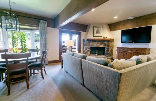 Deer Valley Apartment | Luxury Four Bedroom Suite with Three Hot Tubs apartment hotel