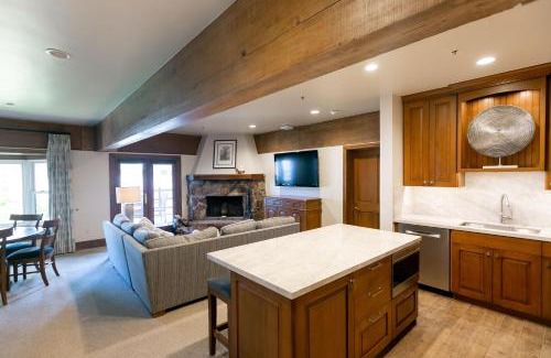 Deer Valley Apartment | Luxury Four Bedroom Suite with Three Hot Tubs apartment hotel