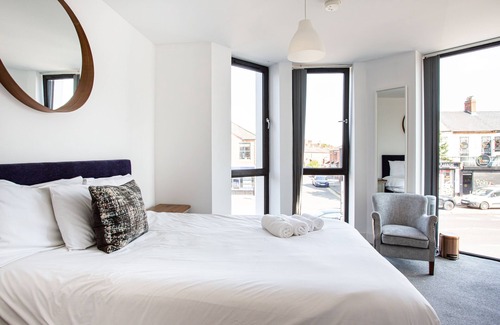Ormeau Apartment | Luxury | Fully Equipped Kitchen | Ormeau Park