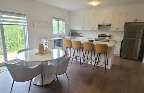 Simcoe House | Luxury Furnished 5 Bedroom House In Norfolk Simcoe