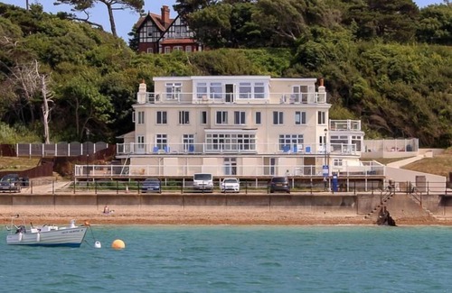 Totland Bay Apartment | Luxury Garden Apartment
