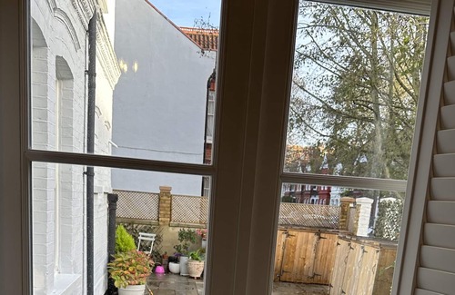 Chiswick Riverside Apartment | Luxury Garden Flat in leafy Grove Park, Chiswick London W4