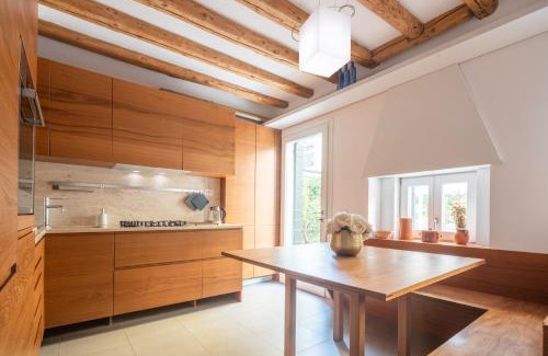 Dorsoduro Apartment | Luxury Garden Mansion R&R