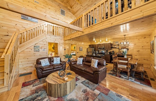 White Oak Lodge Cabin | Luxury Getaway @GTBurg DWNTN. HotTub. BeachPool .Games. Karaoke. Coffee Bar.