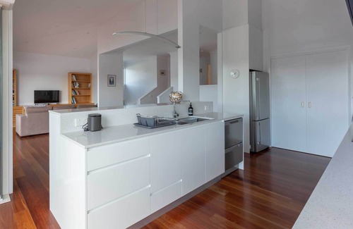Hardys Bay House | Luxury getaway in amazing position with superb views - wifi