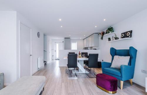 Salford Apartment | Luxury Getaway In Manchester with PS5, Fast WiFi & Free Parking