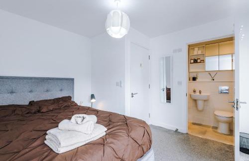 Salford Apartment | Luxury Getaway In Manchester with PS5, Fast WiFi & Free Parking
