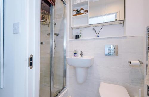Salford Apartment | Luxury Getaway In Manchester with PS5, Fast WiFi & Free Parking