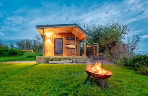 Mabe Apartment | Luxury Glamping Cabin with Outdoor Bath on Cornish Meadow
