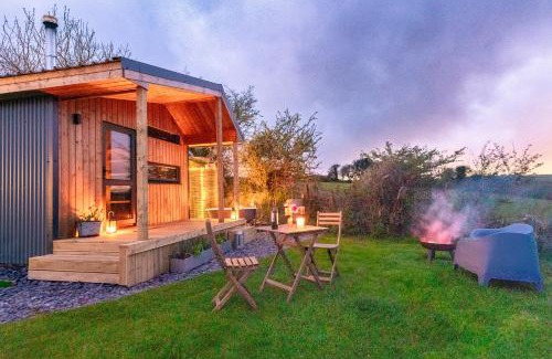 Mabe Apartment | Luxury Glamping Cabin with Outdoor Bath on Cornish Meadow