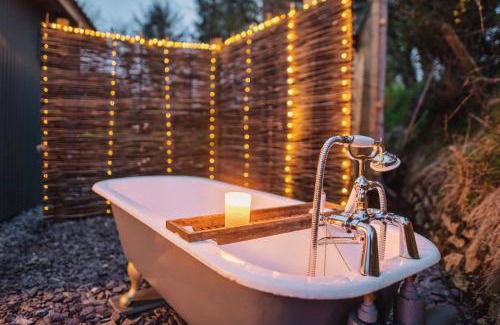 Mabe Apartment | Luxury Glamping Cabin with Outdoor Bath on Cornish Meadow