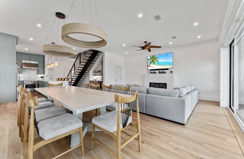 Gulf Trace House | Luxury Grayton Beach House ON THE SAND in 30a! Private Beach, Porch, Balcony.