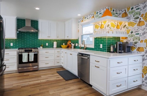 Ashwaubenon House | Luxury Green Bay Home - Walking Distance to Lambeau Field