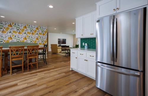 Ashwaubenon House | Luxury Green Bay Home - Walking Distance to Lambeau Field