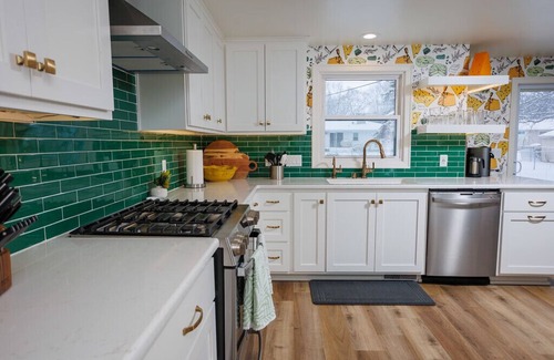 Ashwaubenon House | Luxury Green Bay Home - Walking Distance to Lambeau Field