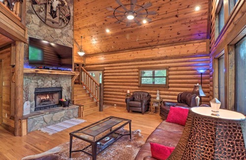 Higden House | Luxury Greers Ferry Cabin with Large Deck and Fire Pit
