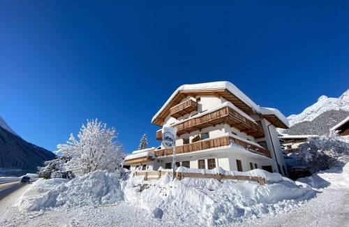 Pettneu am Arlberg House | Luxury group accommodation with sauna & cinema
