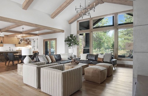 Sunriver House | Luxury Group Lodge with Hot Tub, BBQ & Ping Pong