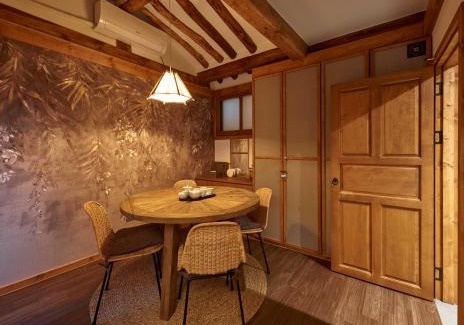 Gahoe-dong Villa | Luxury Hanok Heritage Courtyard