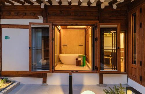 Seochon Apartment | Luxury Hanok Mossy Grove