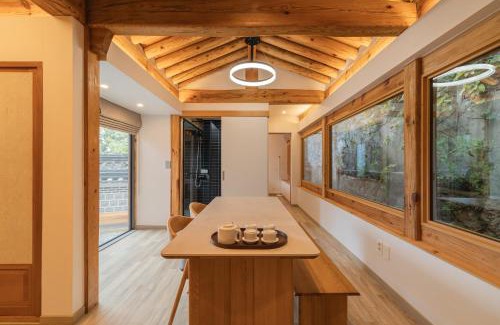 Seochon Apartment | Luxury Hanok Seochon Stay