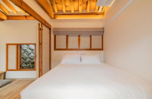 Seochon Apartment | Luxury Hanok Seochon Stay