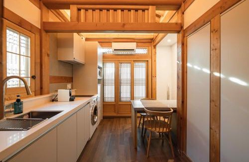 Gahoe-dong Villa | Luxury Hanok Stay Starlight