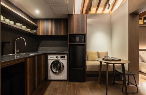 Seochon Apartment | Luxury Hanok Stay Warm Hearth - West