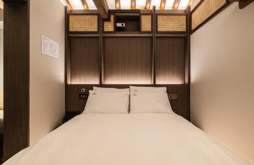 Seochon Apartment | Luxury Hanok Stay Warm Hearth - West
