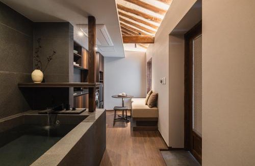 Seochon Apartment | Luxury Hanok Stay Warm Hearth - East